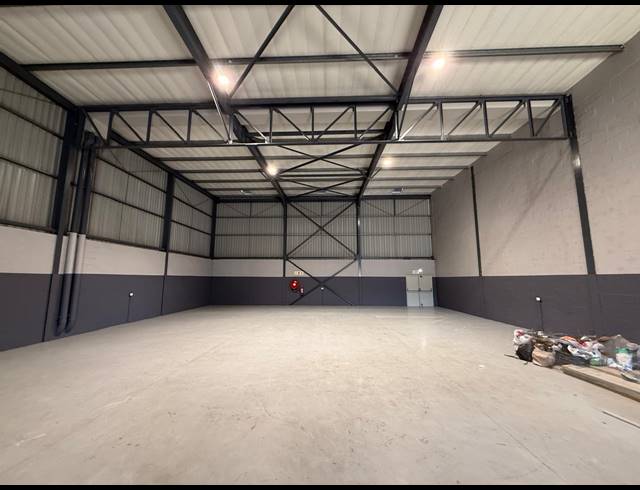 519M² WAREHOUSE TO LET IN STIKLAND INDUSTRIAL